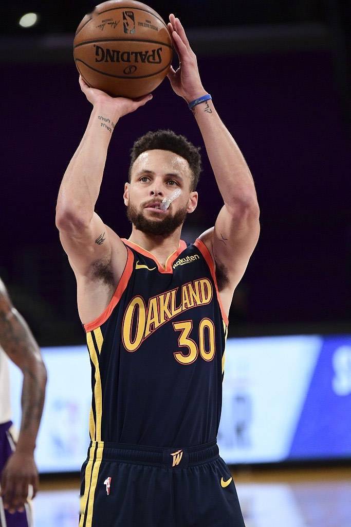 包含里程碑夜！萨克拉门托国王止住颓势，NBA季后赛加时末段刷纪录，质疑声仍在，年轻球员得到机会的词条