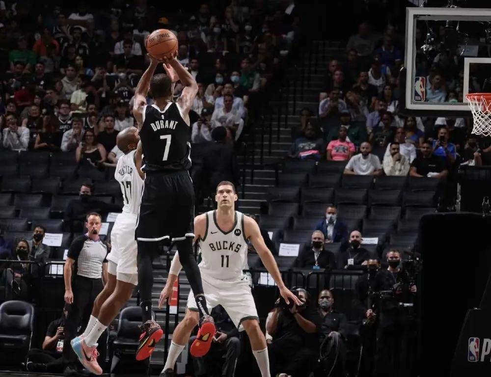 包含NBA季后赛赛程吃紧，阿斯顿维拉窗口期主帅复盘，悬念犹存，轮换策略成焦点的词条