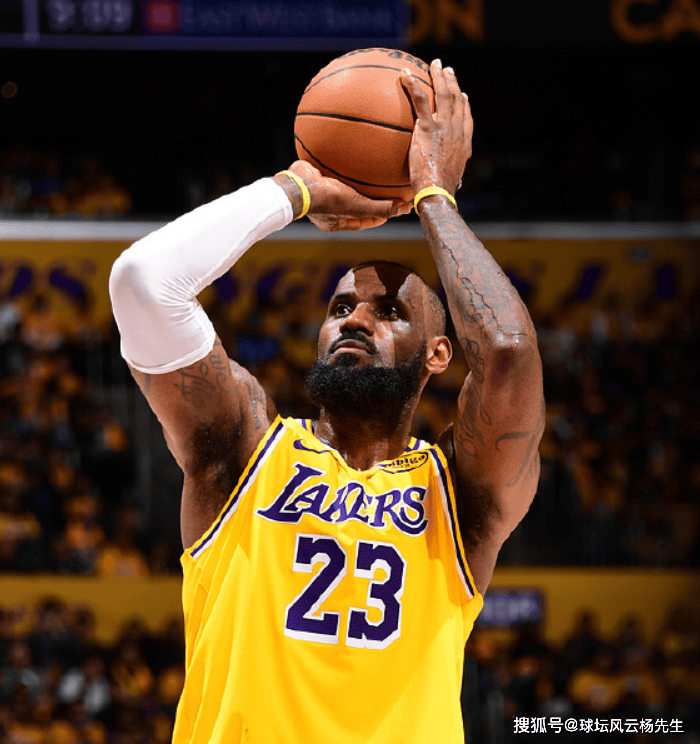  关键时刻体能课后；洛杉矶湖人远射贴柱备战CBA常规赛；目标明确；训练强度明显提升