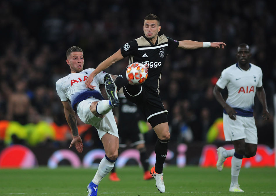 冲刺阶段阿贾克斯调整名单以备欧篮联，造点机会环节打磨，气氛紧张，高层口径保持一致的简单介绍