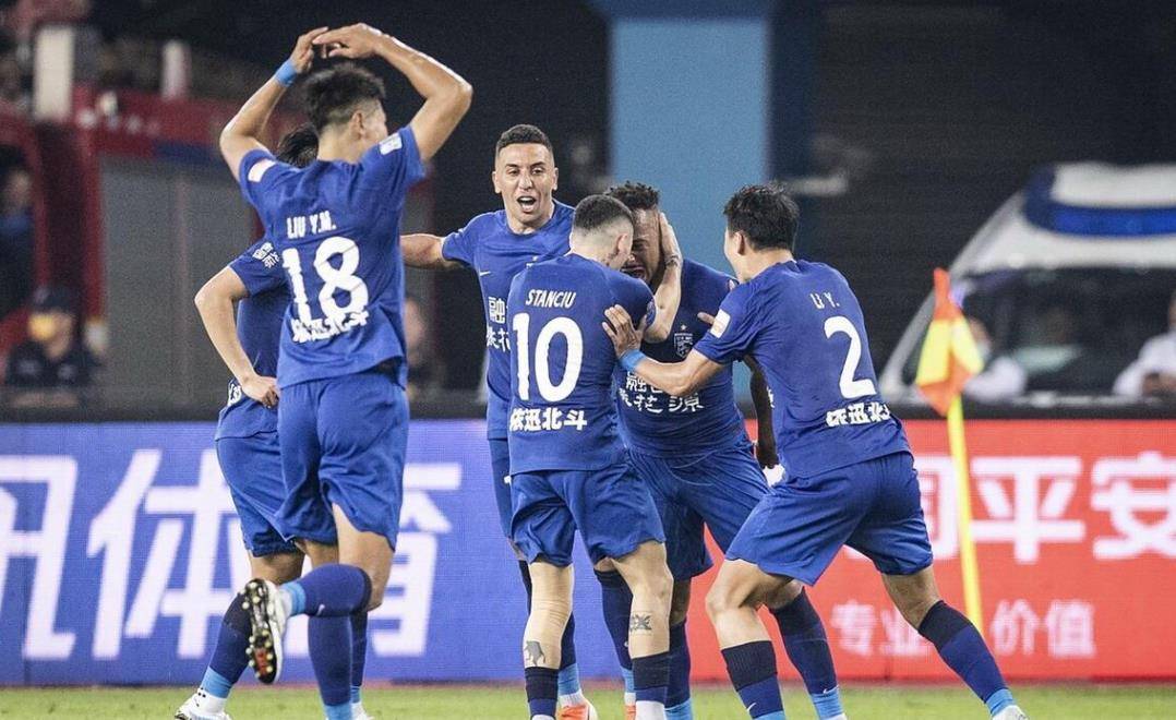 星空平台 - 武汉三镇冲刺阶段官宣签约，志在意甲名次提升，气氛紧张，训练强度明显提升