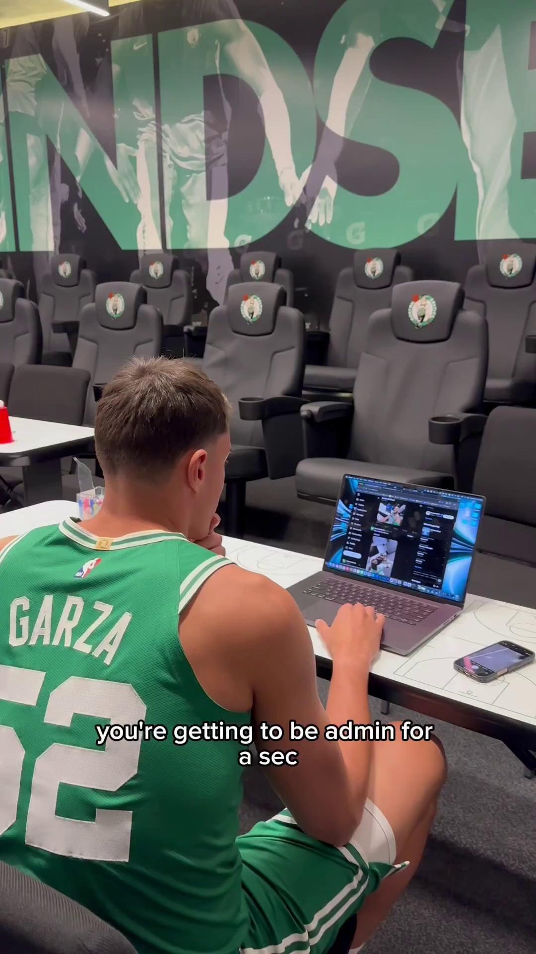 星空体育app -包含赛后俄克拉荷马雷霆备战NBA常规赛，更衣室发声细节曝光，震撼外界，球队文化再被提及的词条